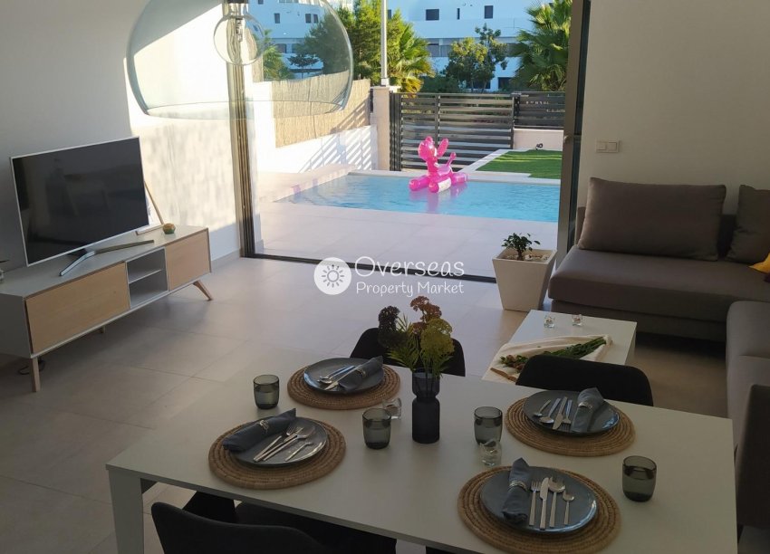 Nowy budynek - Villa -
Orihuela Costa