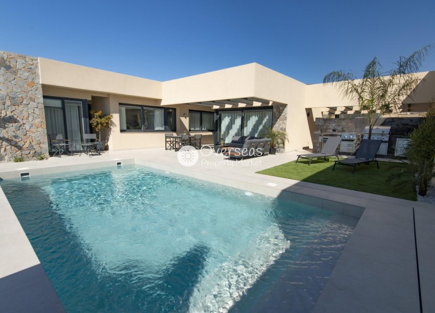 Obra nueva - Villa -
Baños y Mendigo