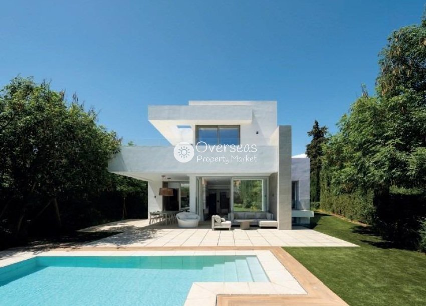 Obra nueva - Villa -
Estepona
