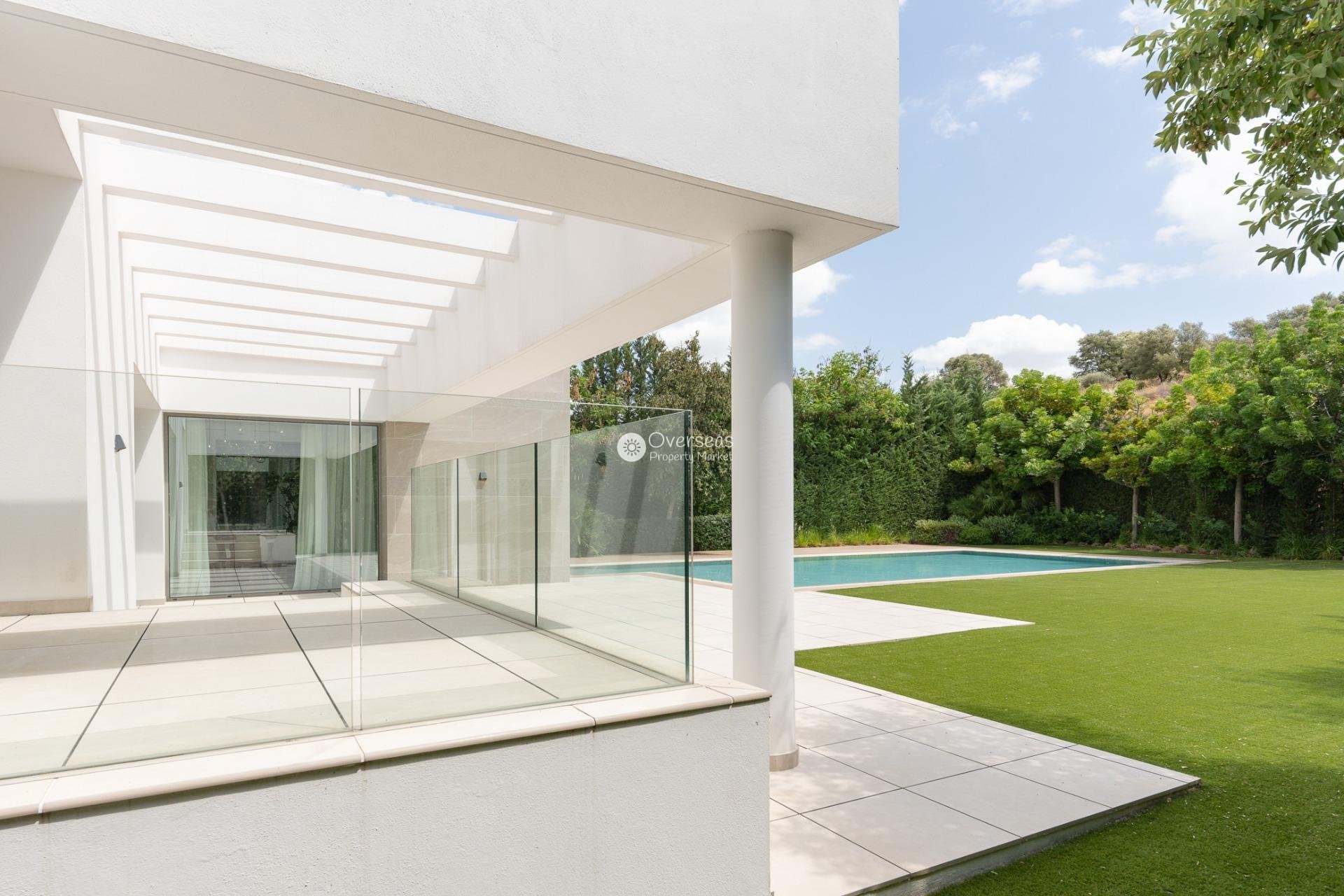 Obra nueva - Villa -
Estepona