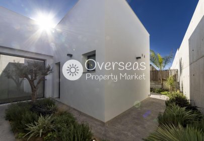 Obra nueva - Villa -
Baños y Mendigo