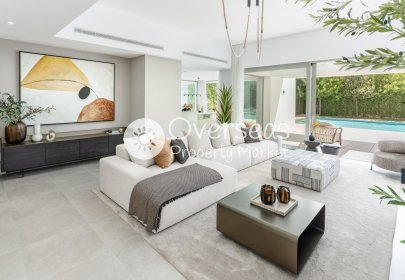 Obra nueva - Villa -
Estepona